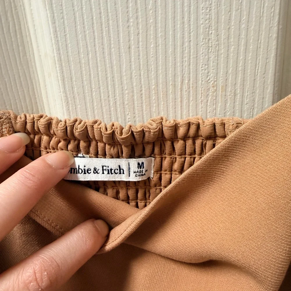 🧡 Abercrombie & Fitch Tan Smocked Crop Top - Picture 2 of 3